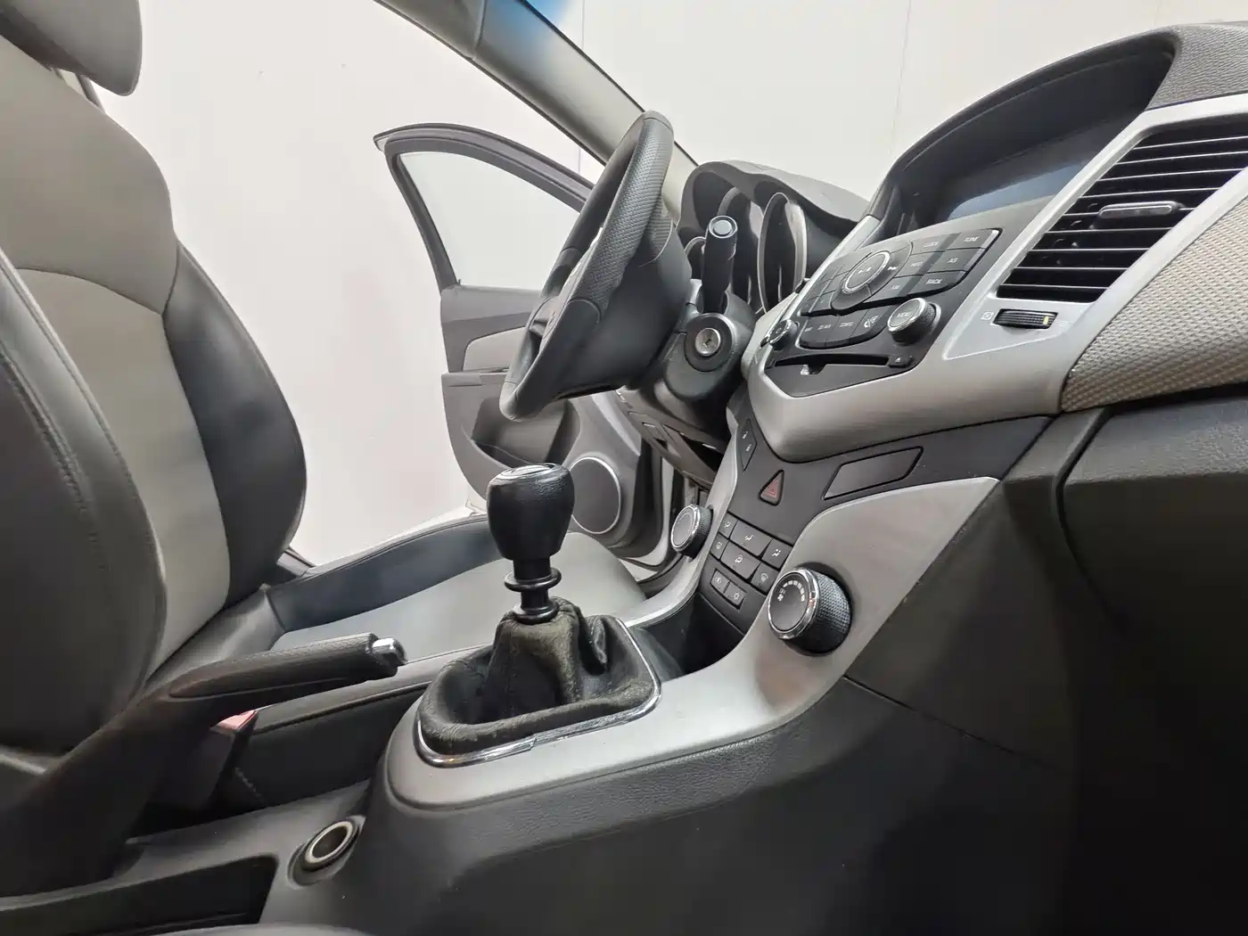 Chevrolet Cruze 2012 1.6L SE MT фото 15