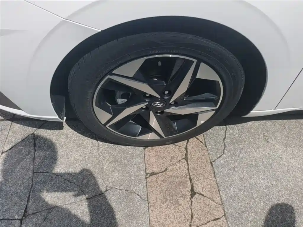 Hyundai Elantra 2022 1.5L CVT LUX Premium Edition фото 23
