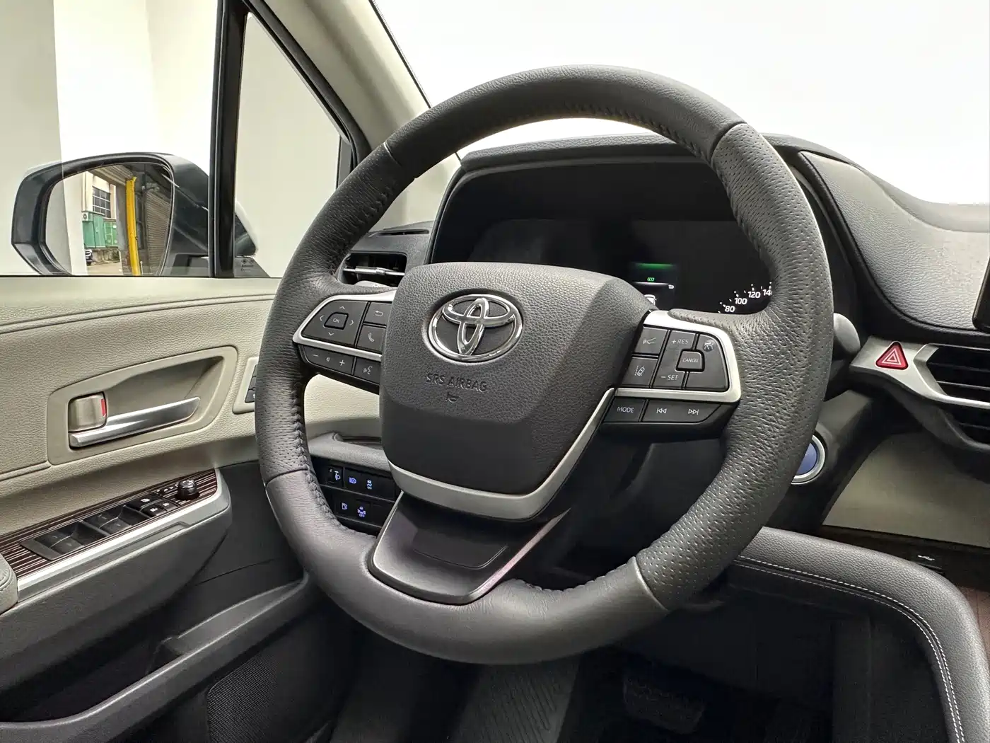 Toyota Granvia 2023 2022 2.5L Hybrid Premium Edition