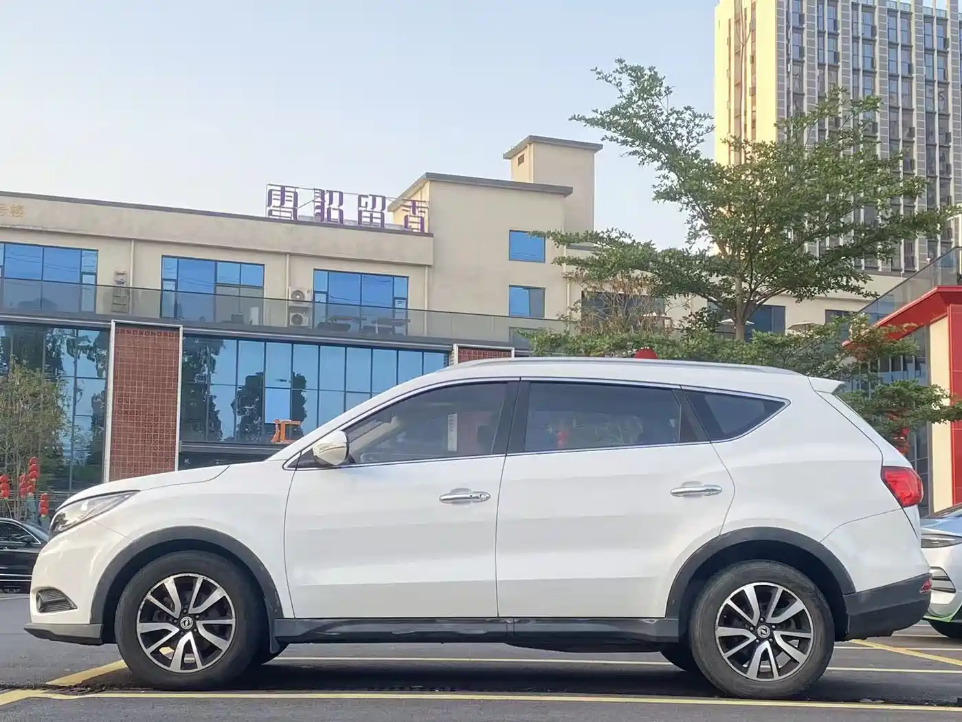 Dongfeng Fengguang Fengguang 580 2017 2016 Facelift 1.5T CVT Comfort