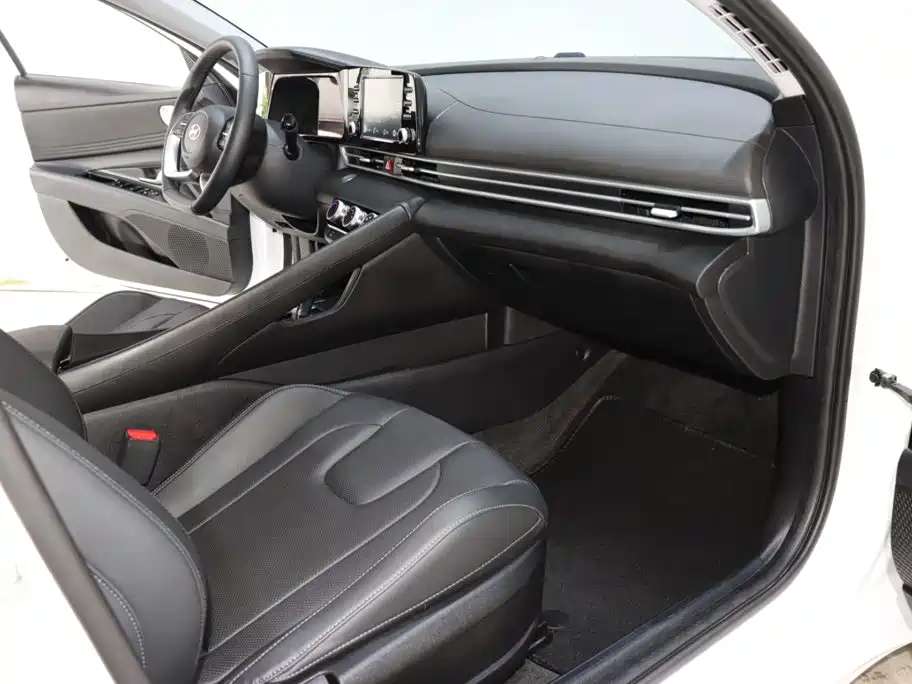 Photo 8 - Hyundai Elantra
