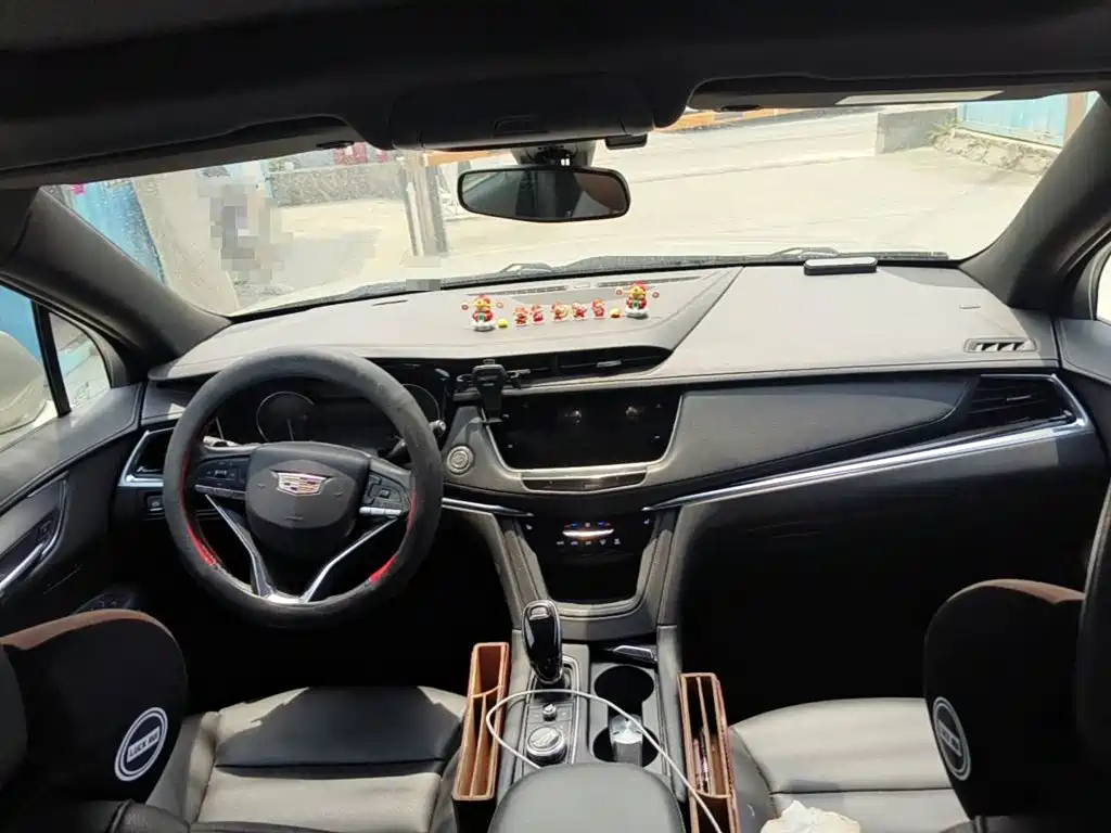 Photo 12 - Cadillac XT6