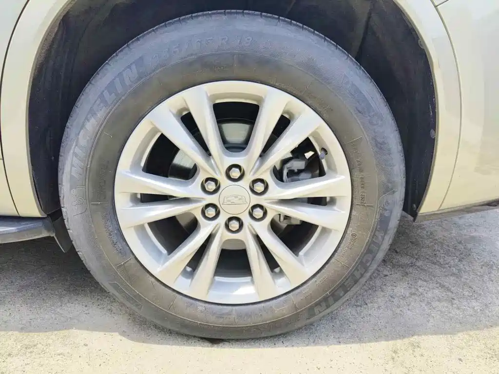 Photo 7 - Cadillac XT6