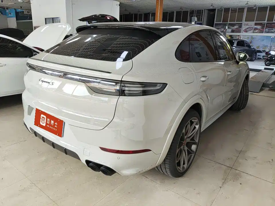 Photo 7 - Porsche Cayenne