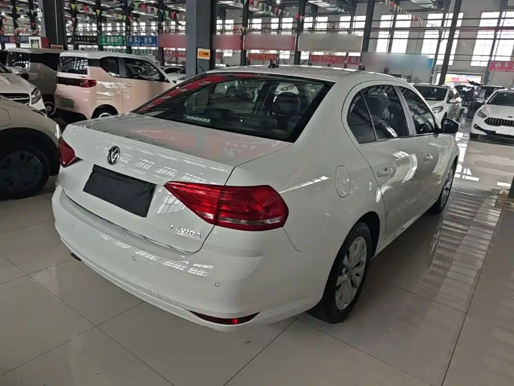 Volkswagen Lavida 2015 1.6L Automatic Comfort Edition фото 7