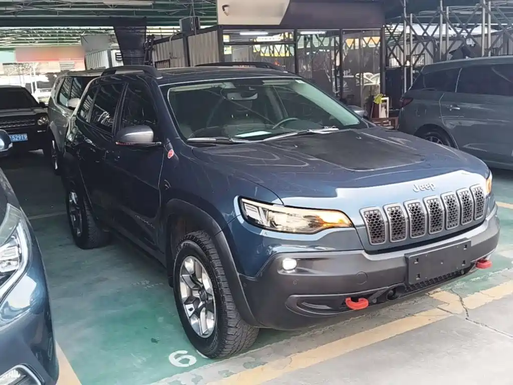 Photo 4 - Jeep Cherokee