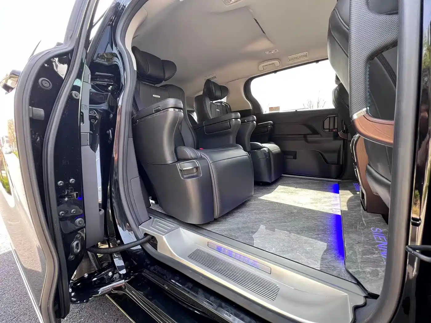 Toyota Sienna 2024 2.5L Hybrid Premium Edition фото 11