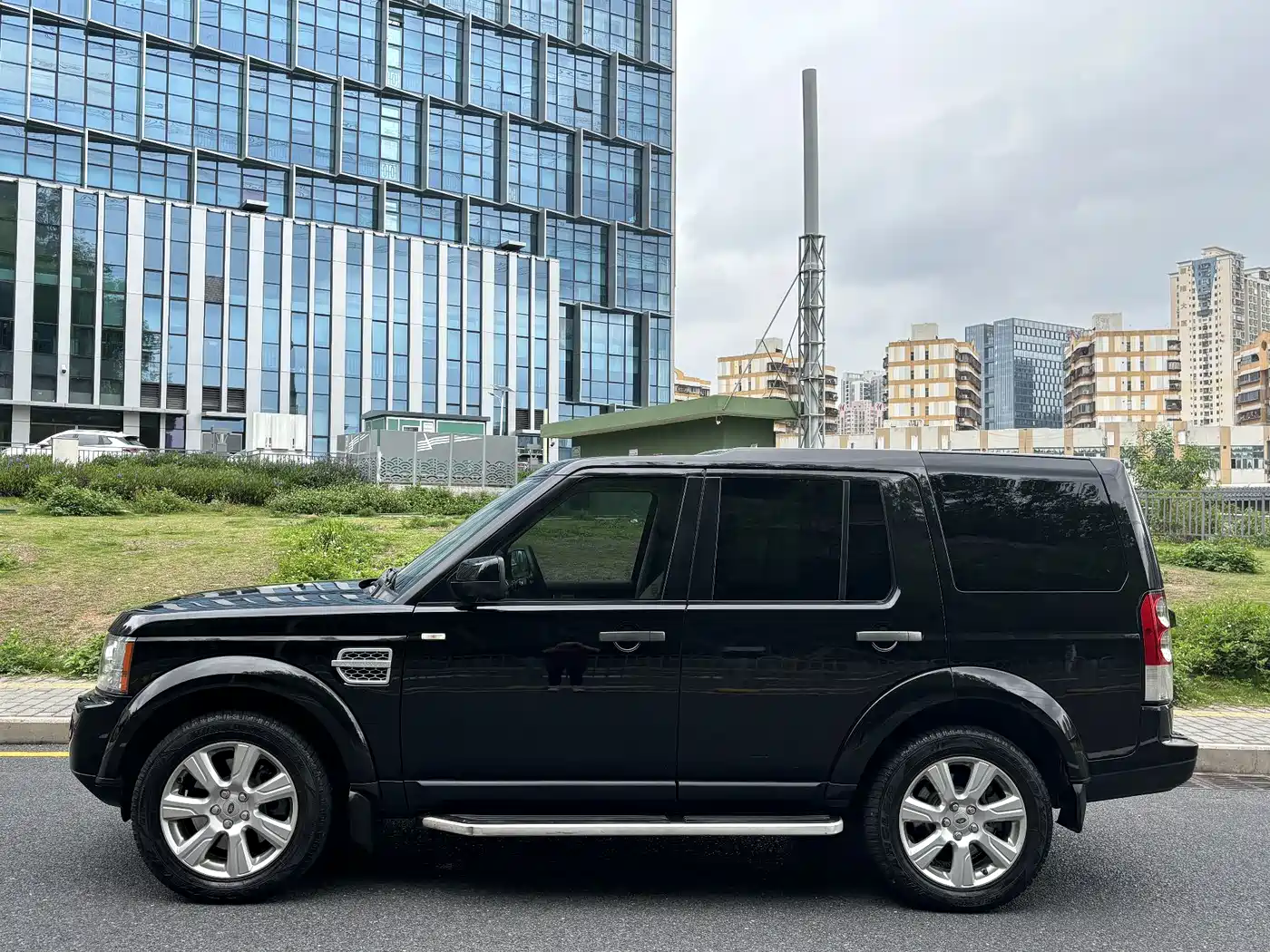 Land Rover Discovery 2013 3.0 SDV6 Black Premium Limited Edition фото 16