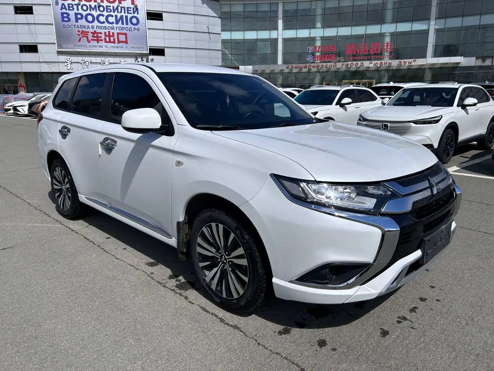Photo 3 - Mitsubishi Outlander