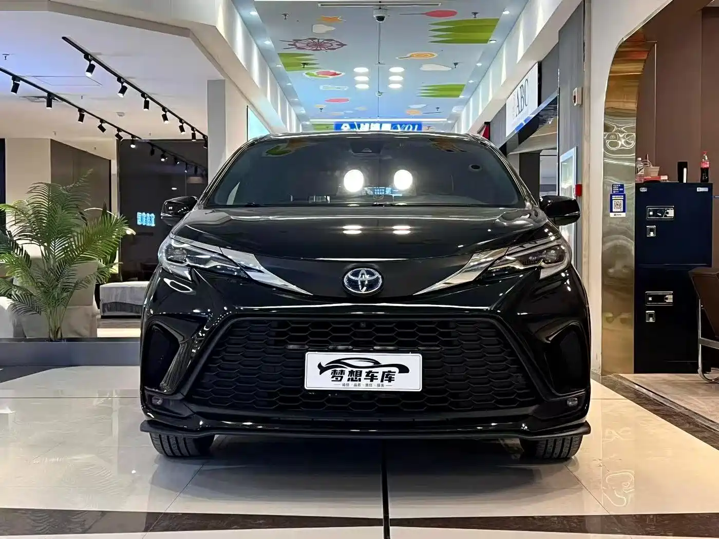 Toyota Granvia 2024 2.5L Hybrid Premium PLUS фото 2