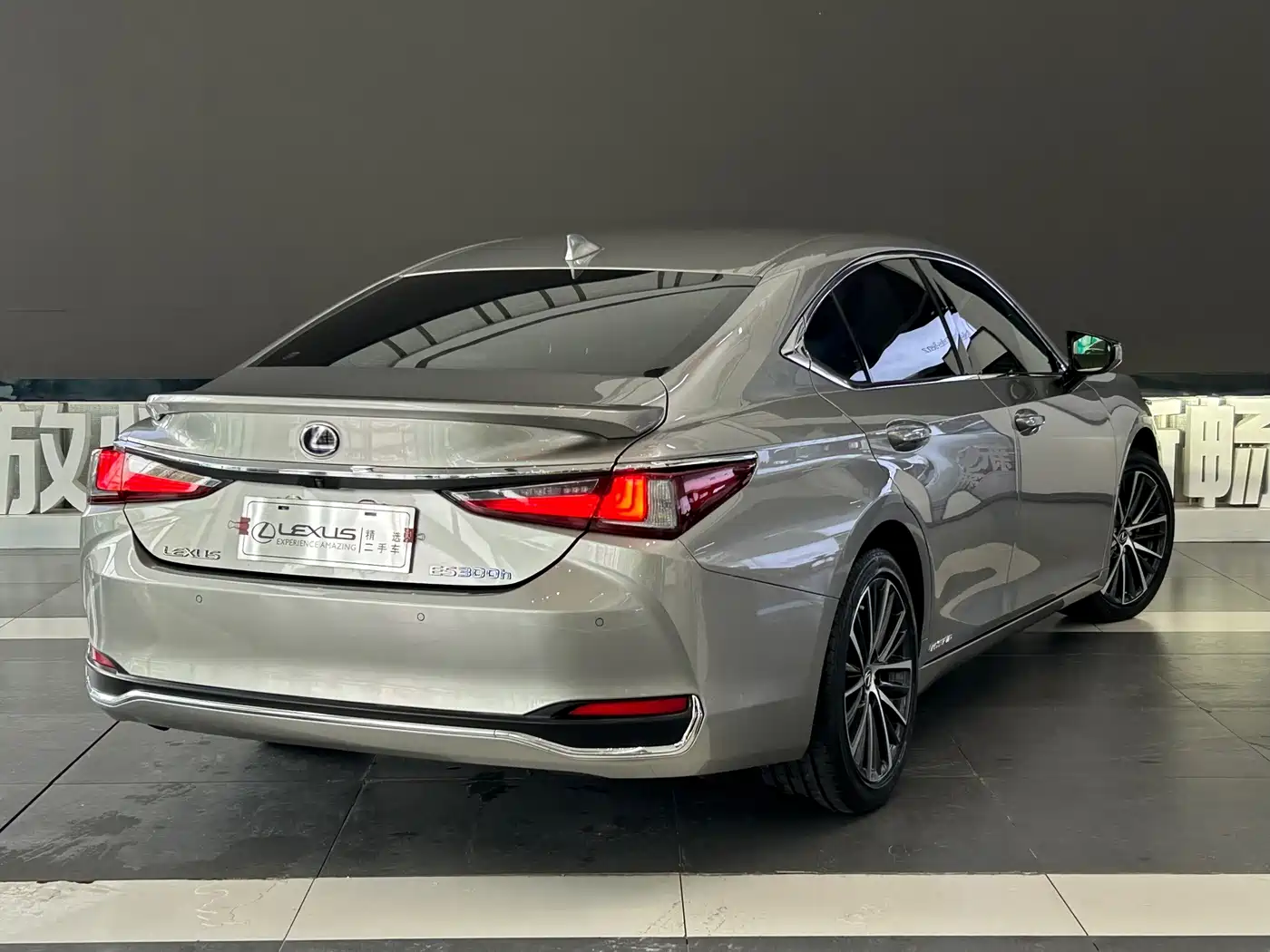 Фото 4 - Lexus ES