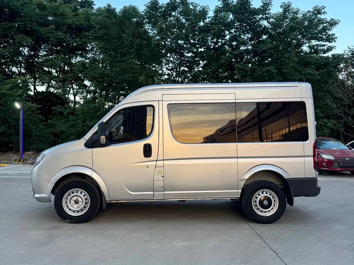 Dongfeng Yufeng Yufeng 2020 2020 2.3T Economy Logistics Vehicle Short Wheelbase Medium Roof 5-9 Seats WP2.3