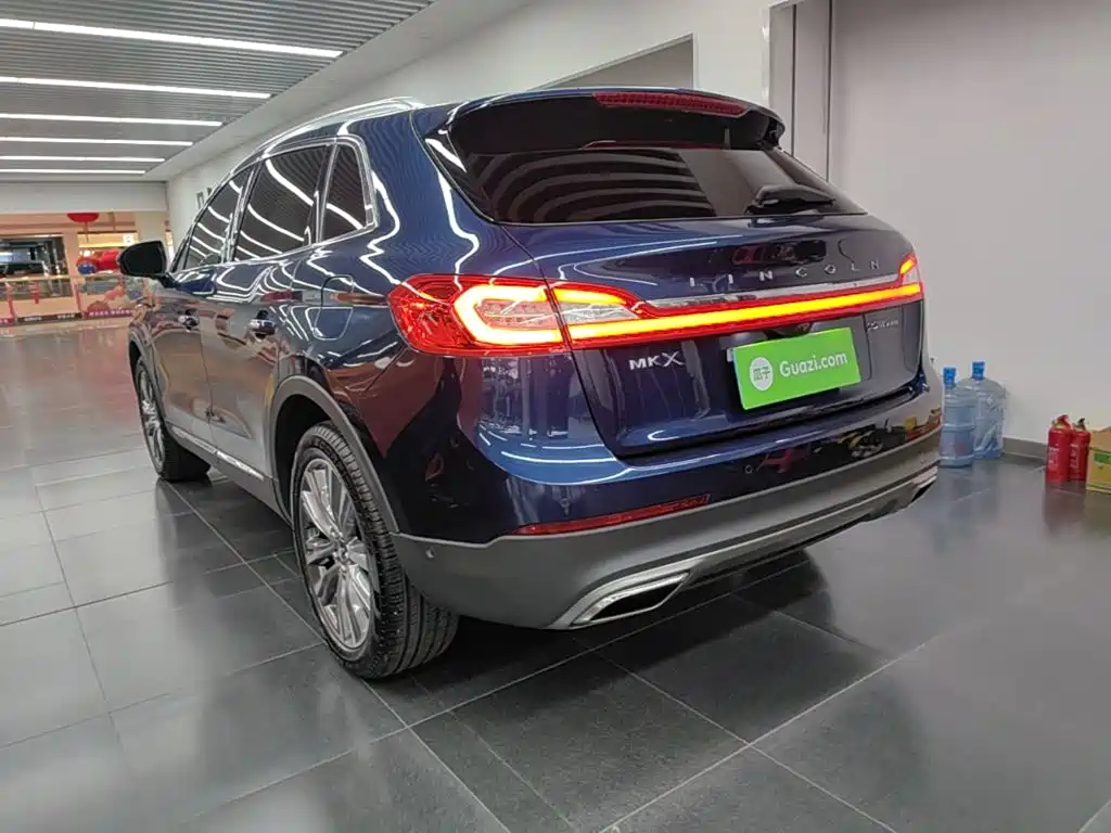 Photo 5 - Lincoln MKX