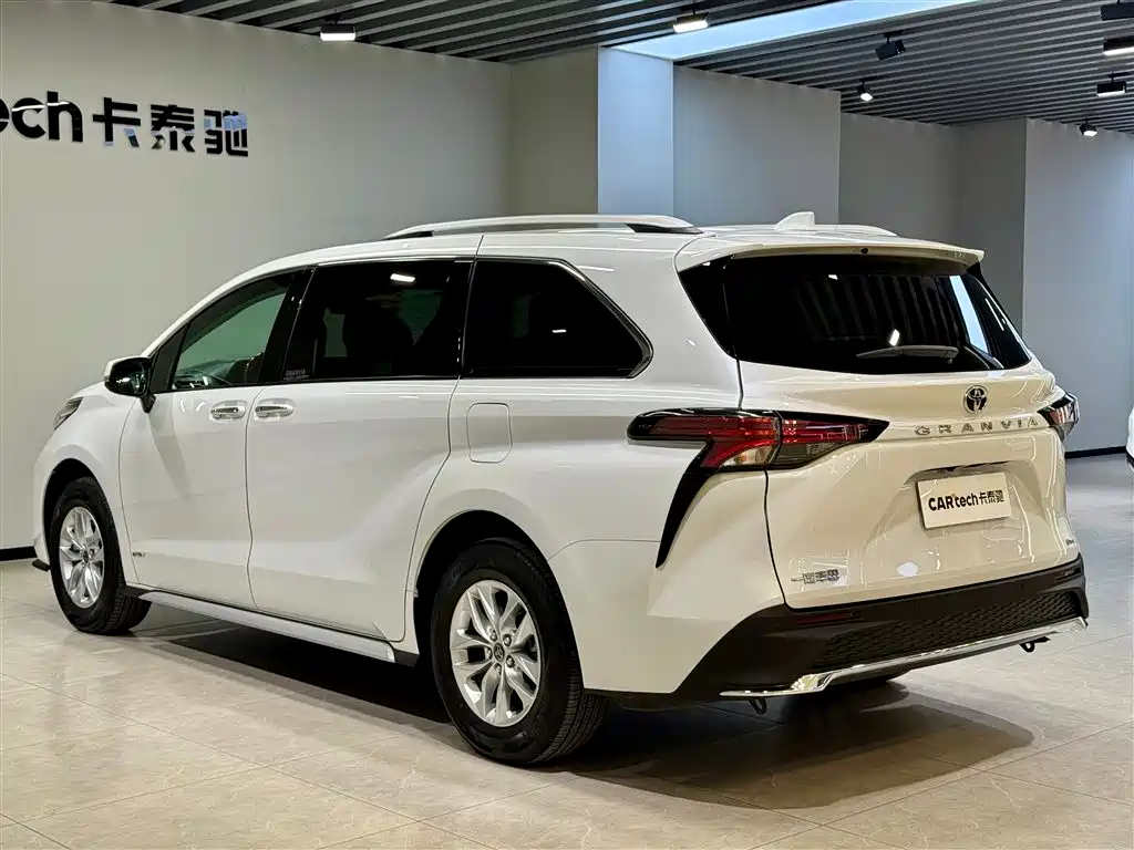 Toyota Granvia 2024 2.5L Hybrid Comfort фото 6