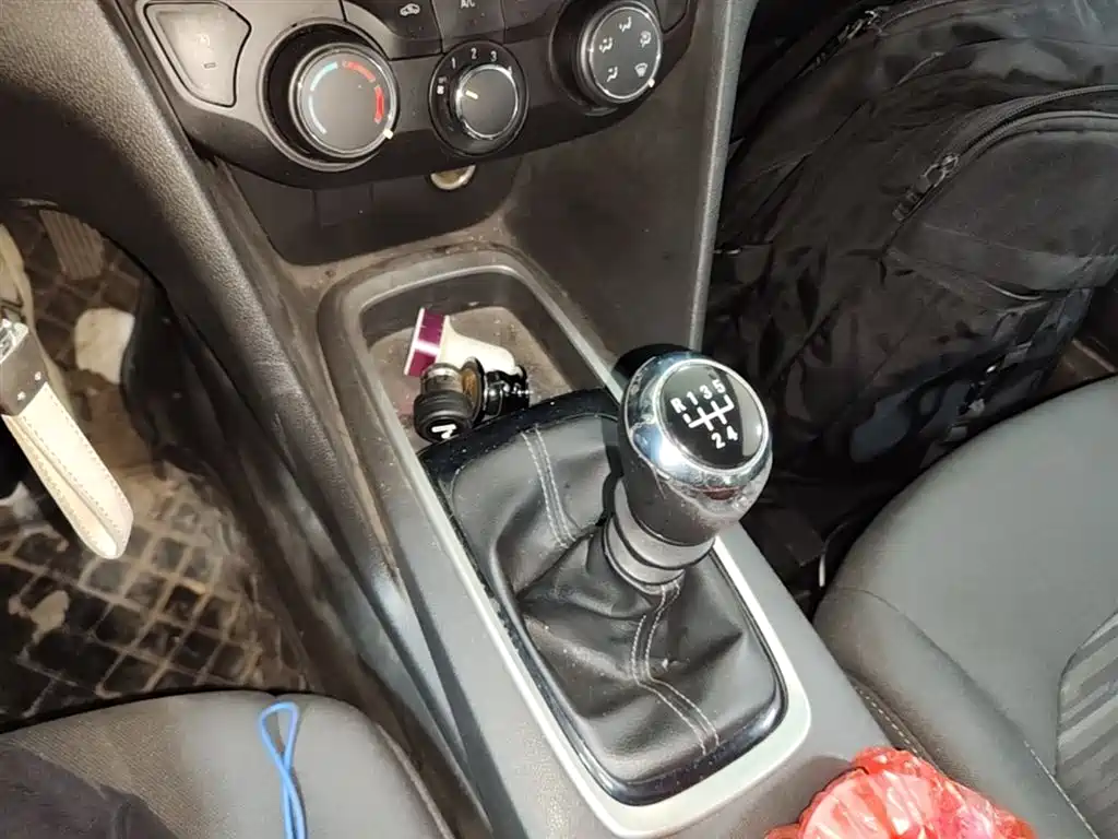 Chevrolet Cavalier 2016 1.5L Manual Enjoyment Edition фото 14