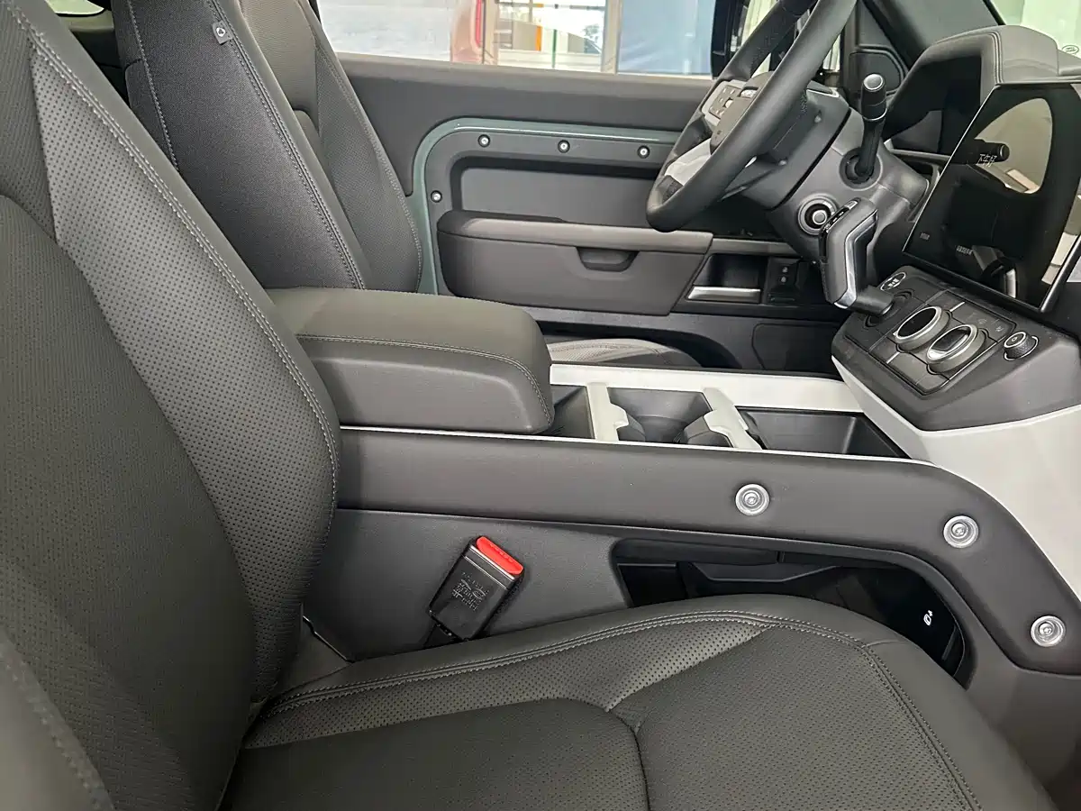 Land Rover Defender 2026 Model 90 2.0T P300 S фото 5