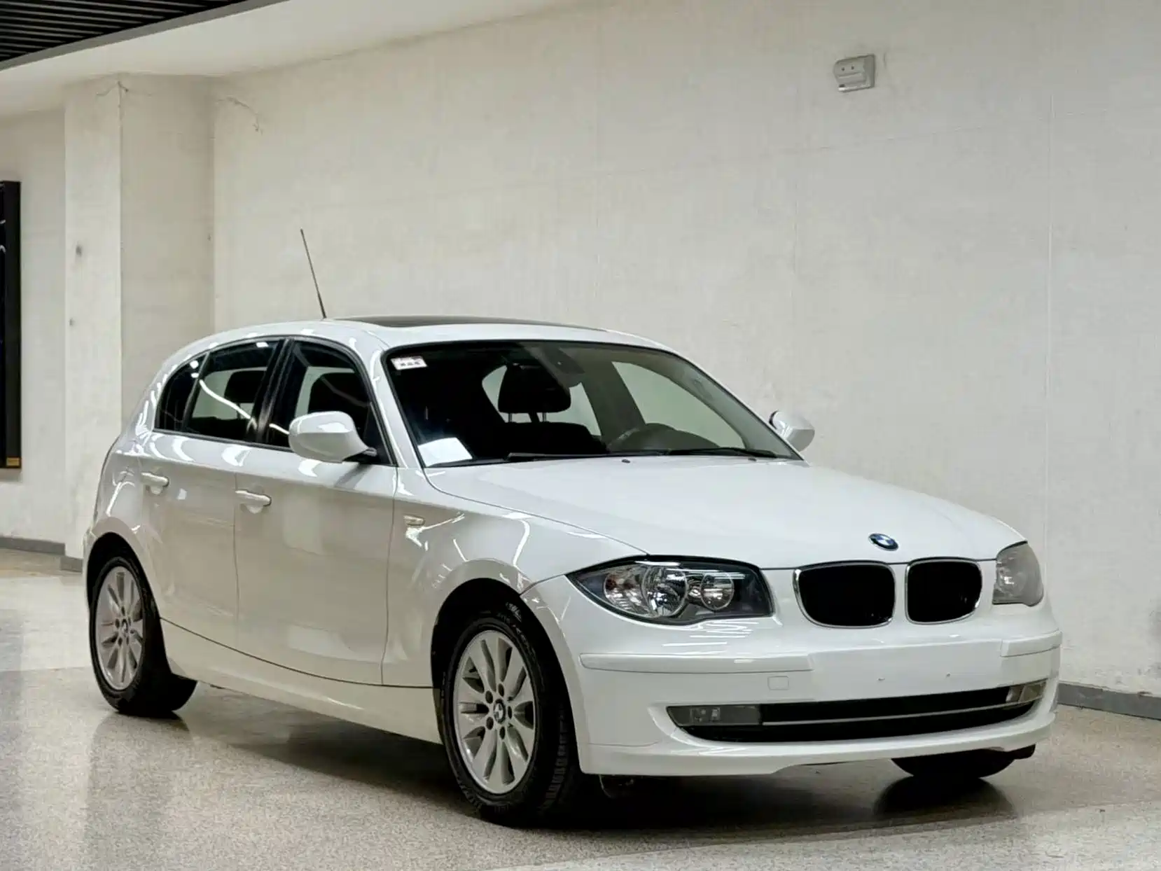 Photo 3 - BMW 1 Series (Import)
