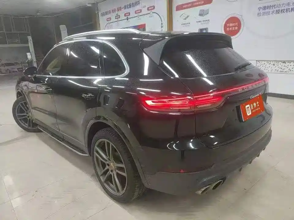 Photo 4 - Porsche Cayenne