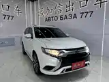 Photo 3 - Mitsubishi Outlander
