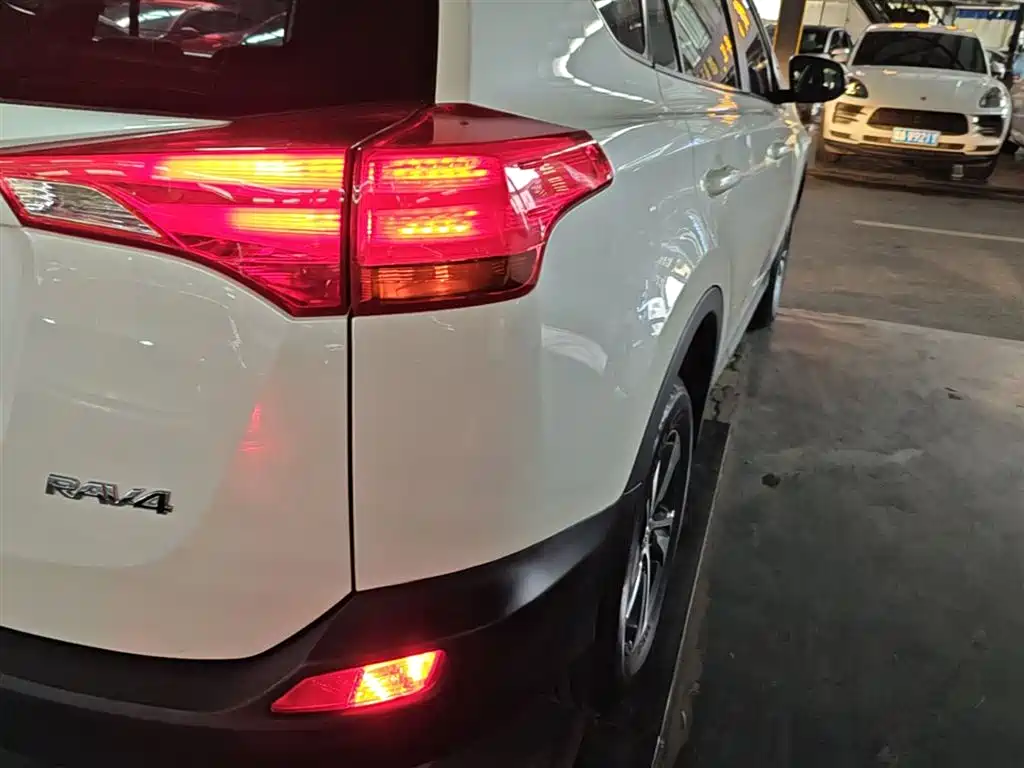 Toyota RAV4 Rongfang 2015 2.0L CVT 2WD Trend Edition фото 8