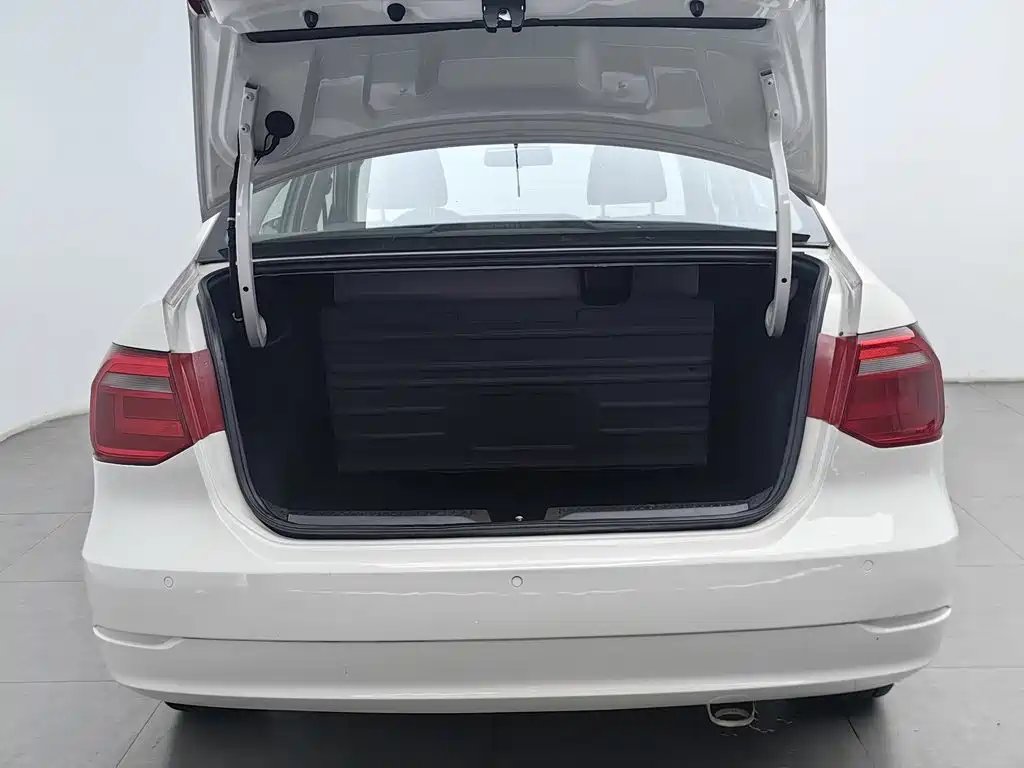 Photo 16 - Volkswagen Jetta