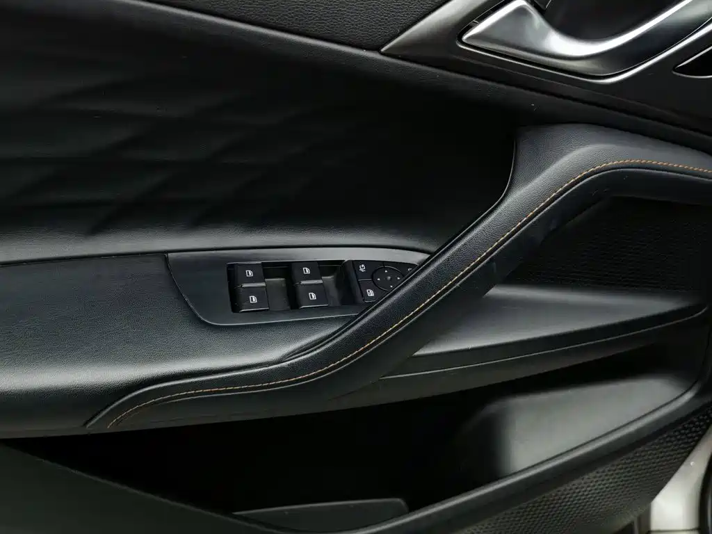 Фото 9 - Roewe RX5