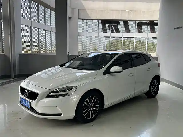 Volvo V40 2018 T3 R-Design Edition — фото 1