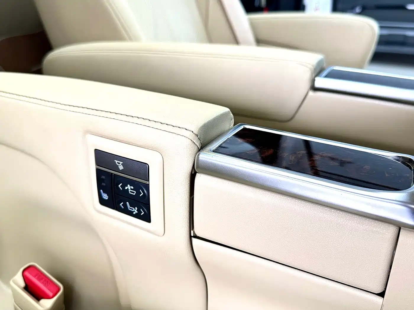 Toyota Alphard 2019 Hybrid 2.5L Luxury фото 16