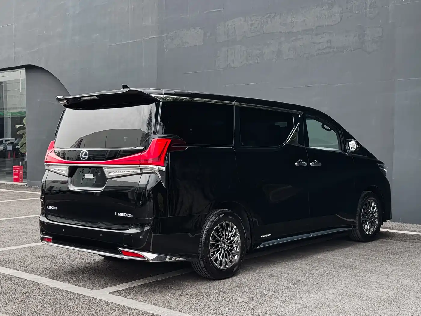 Lexus LM 2020 300h Seven-Seater Elegance Edition фото 5