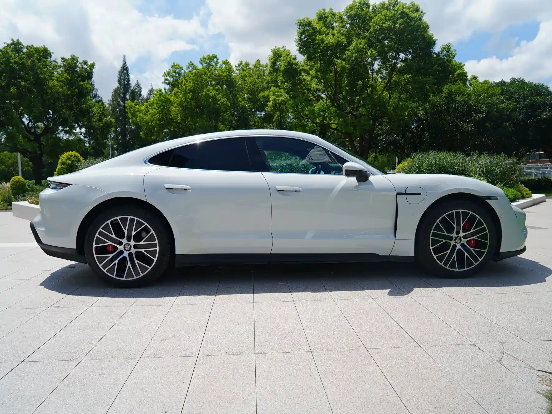 Photo 16 - Porsche Taycan