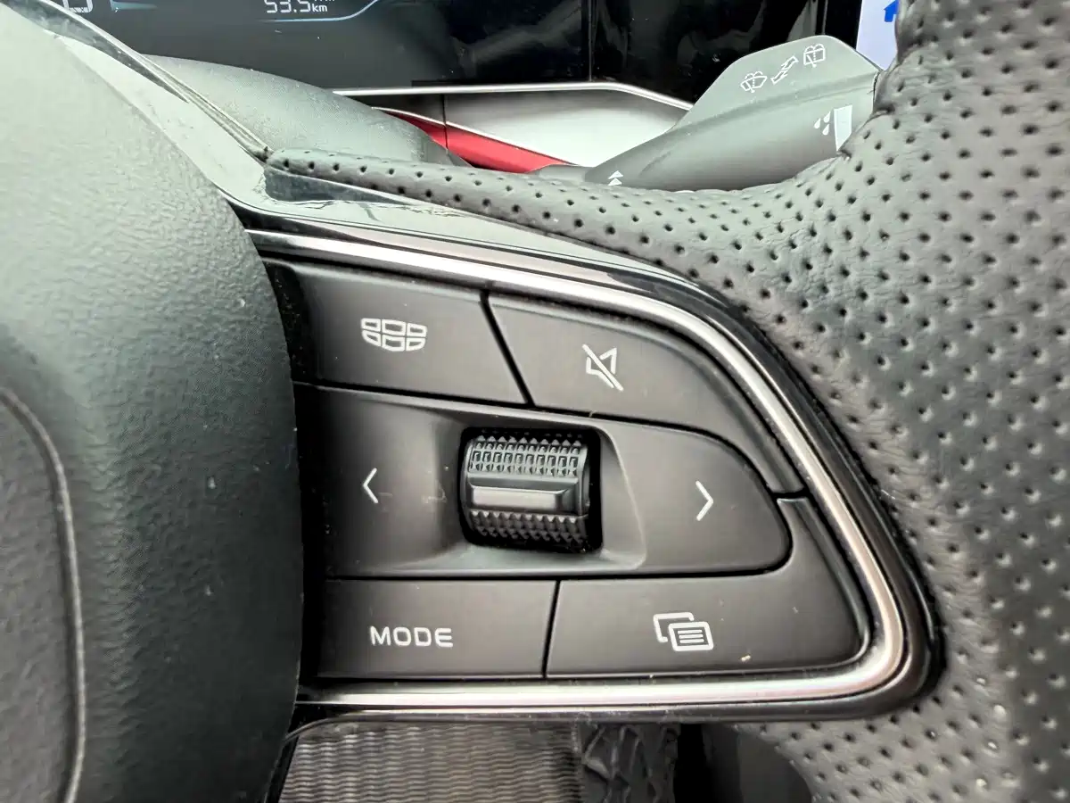 Фото 24 - Geely Binyue