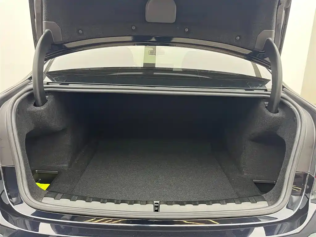 BMW 3 Series 2024 325Li M Sport Package фото 14