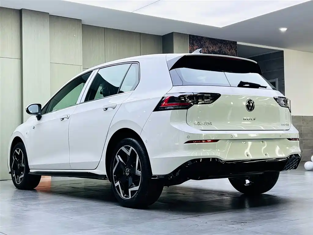 Volkswagen Golf 2025 Facelift 300TSI R-Line фото 6