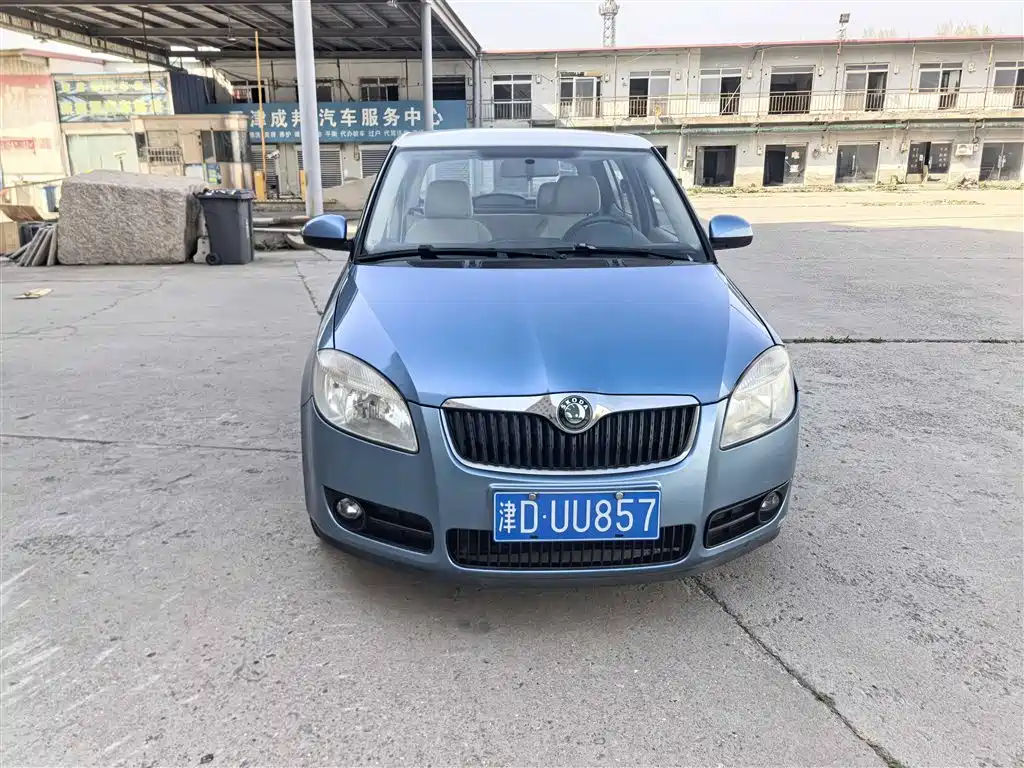 Škoda Fabia 2011 1.4L Automatic Crystal Elegance Edition фото 2