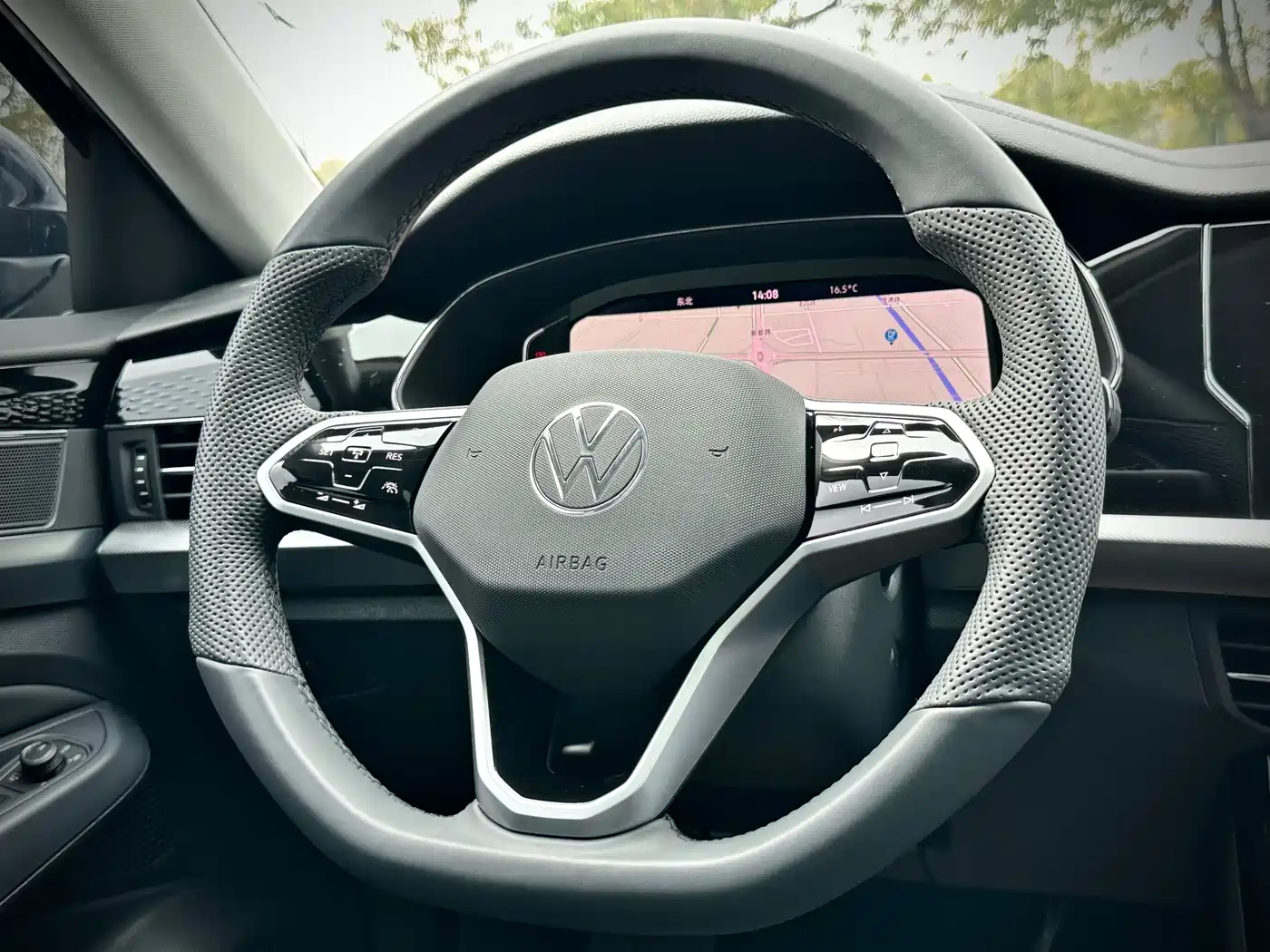 Volkswagen Passat 2024 380TSI Luxury фото 15