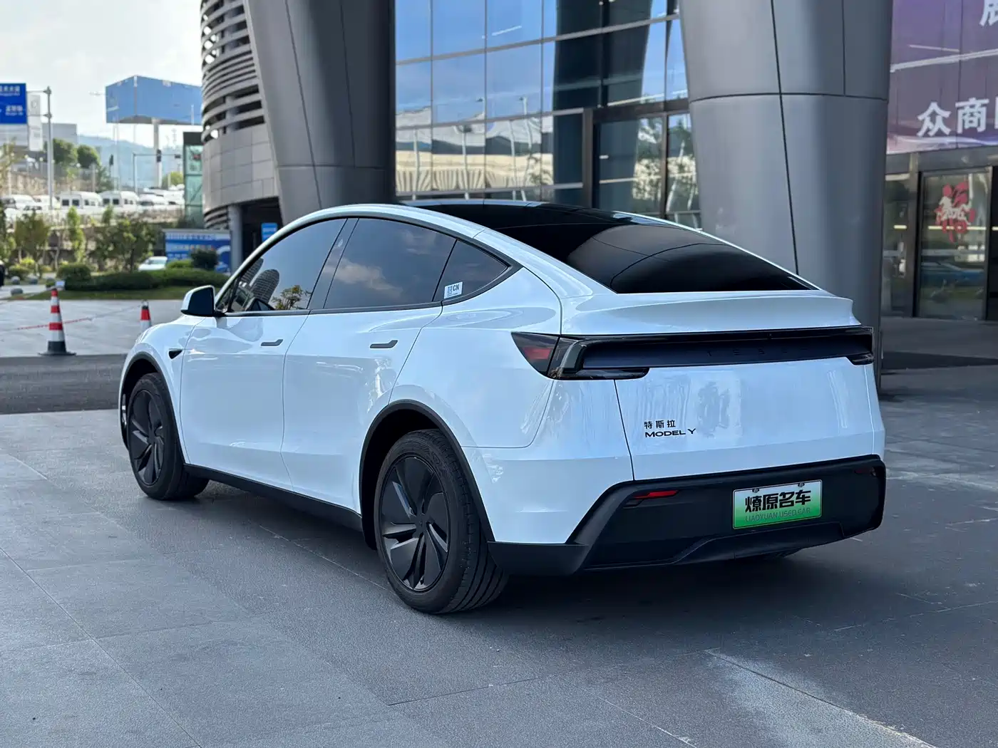 Tesla Model Y 2026 2025 Rear-Wheel Drive