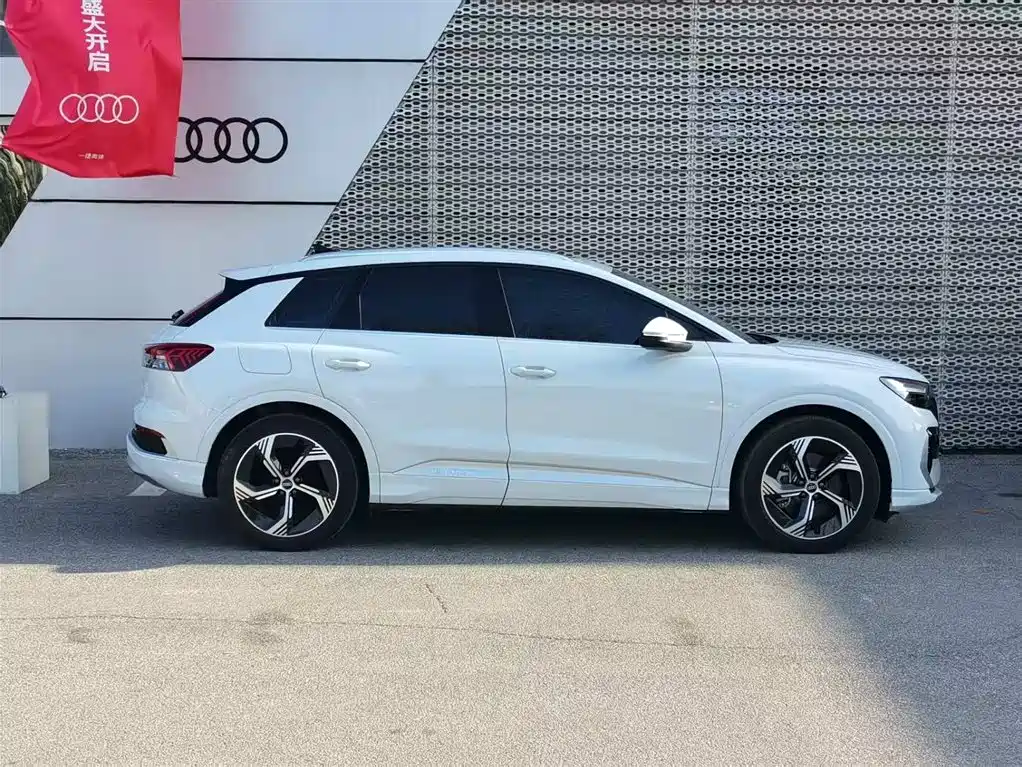 AUDI Q4 E TRON
