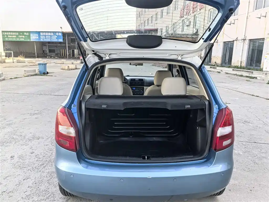 Škoda Fabia 2011 1.4L Automatic Crystal Elegance Edition фото 14