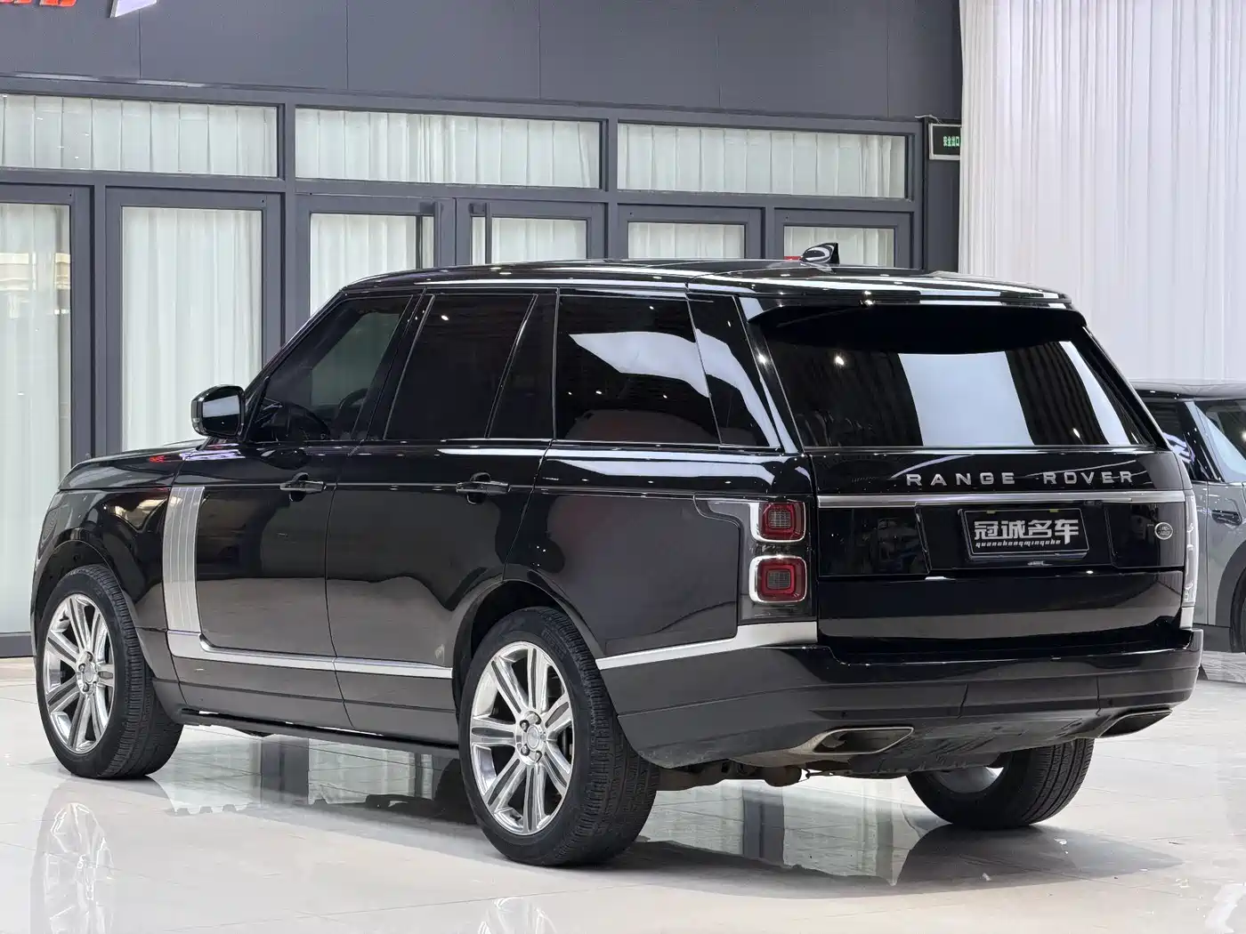 Land Rover Range Rover 2021 3.0 L6 Golden Age Edition фото 4