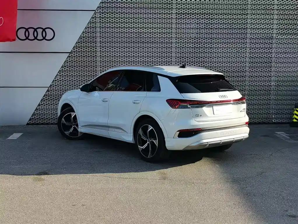 AUDI Q4 E TRON