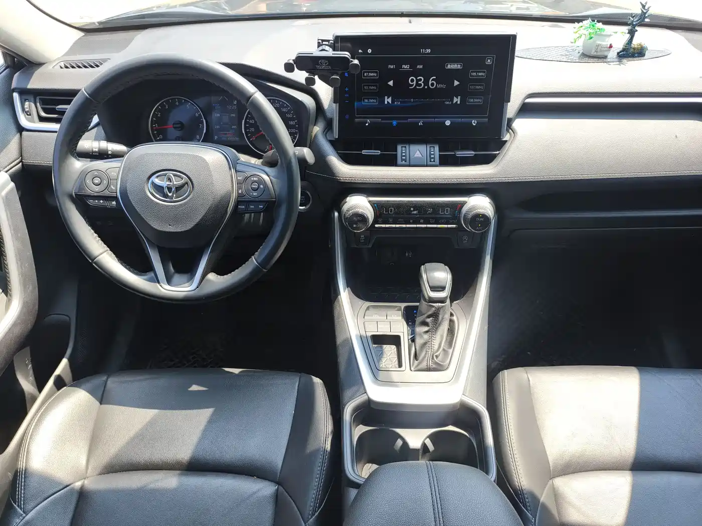 Toyota Wildlander 2022 2.0L CVT FWD Luxury PLUS Edition фото 12