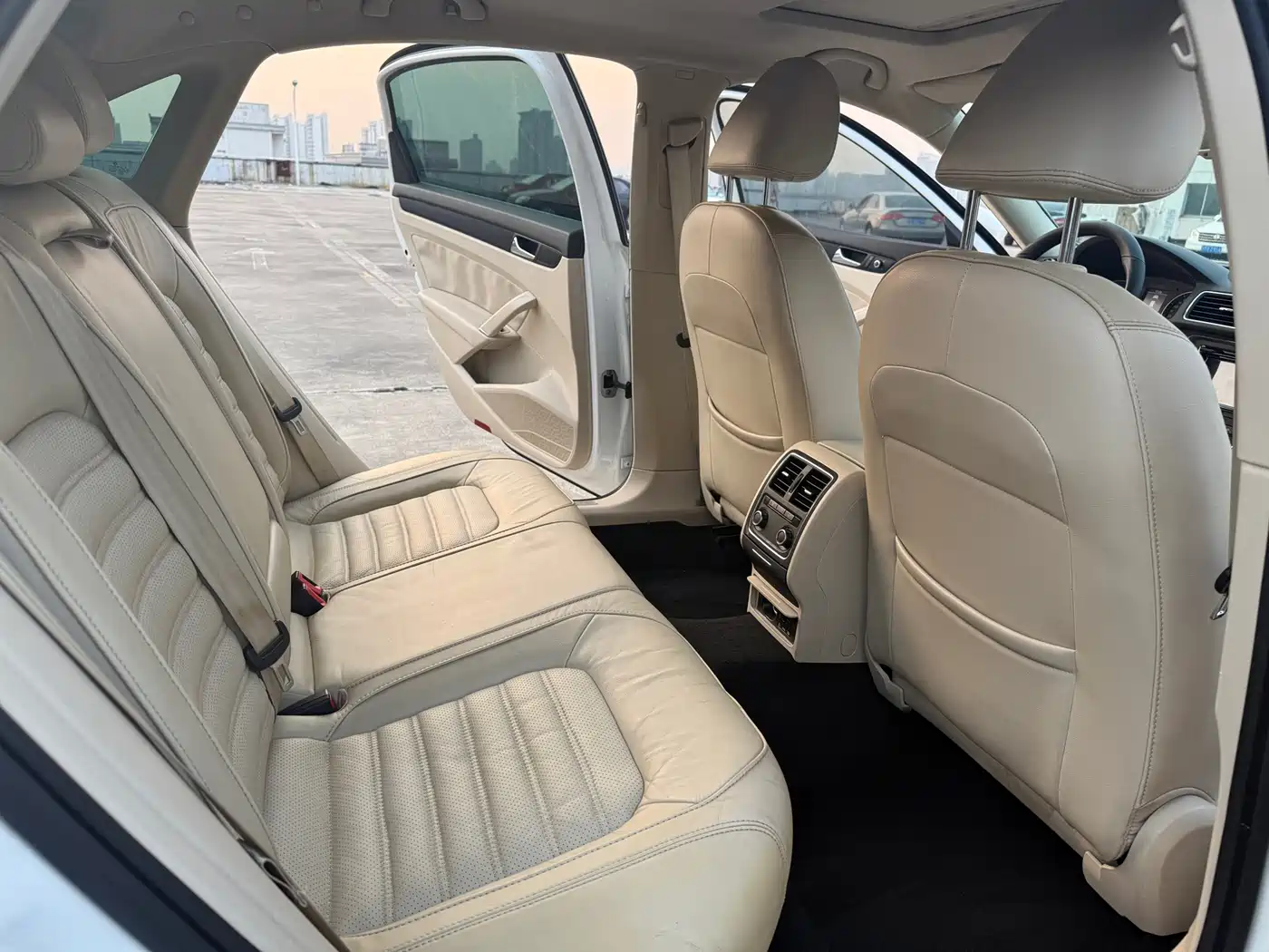Volkswagen Passat 2014 1.8TSI DSG Executive Edition фото 10