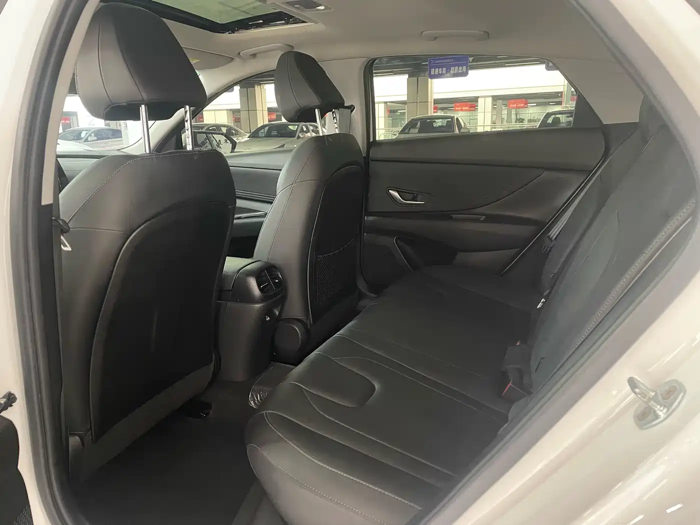 Hyundai Elantra 2022 1.5L CVT LUX Premium Edition фото 8