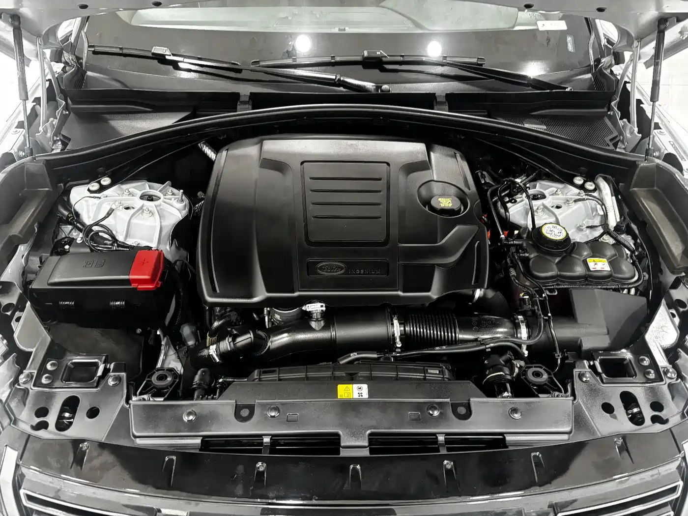 Land Rover Range Rover Velar 2024 Dynamic SE фото 30