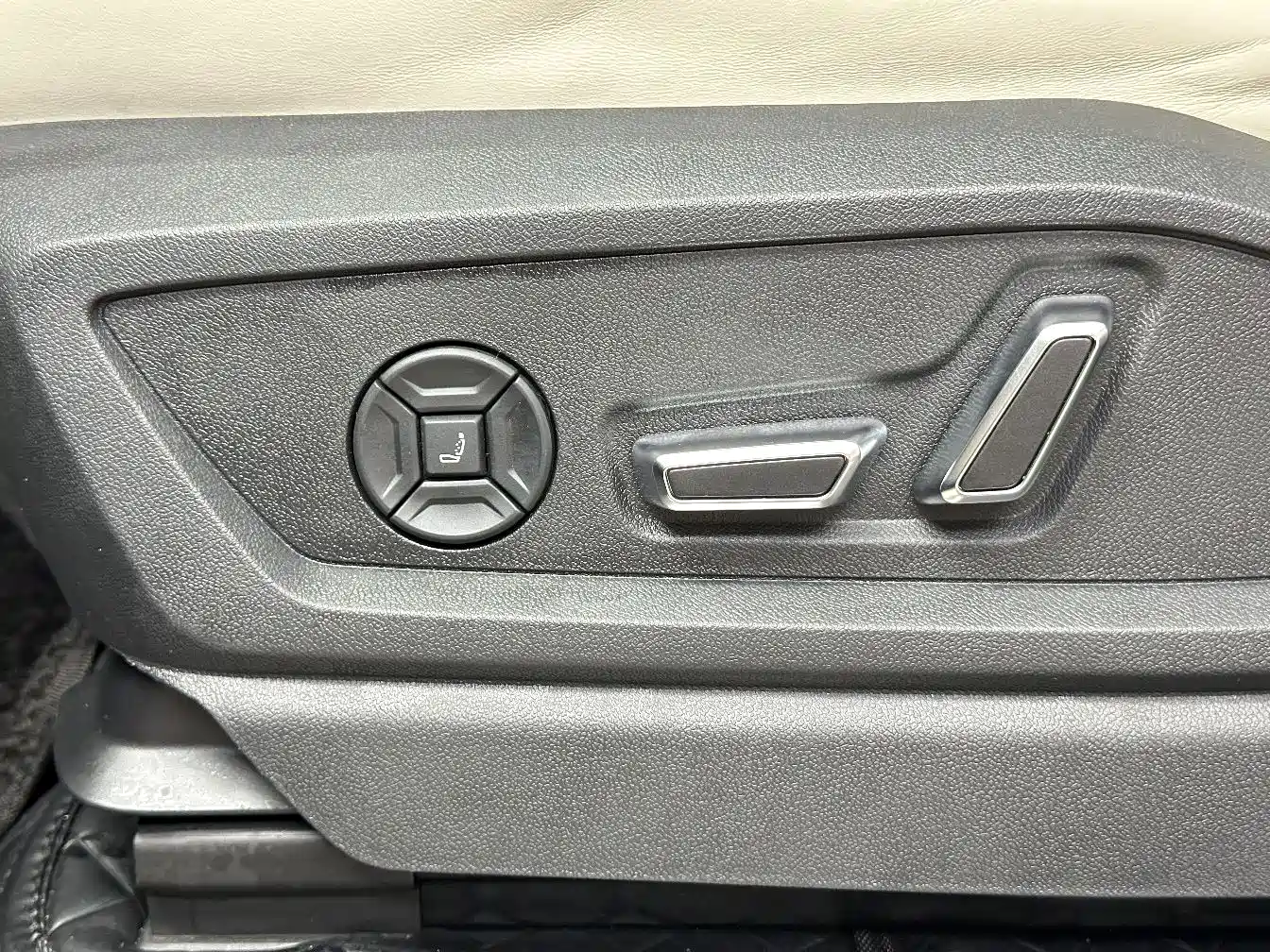 Audi Q6 2022 2023 45 TFSI quattro Uniform Cloud Yulin Package