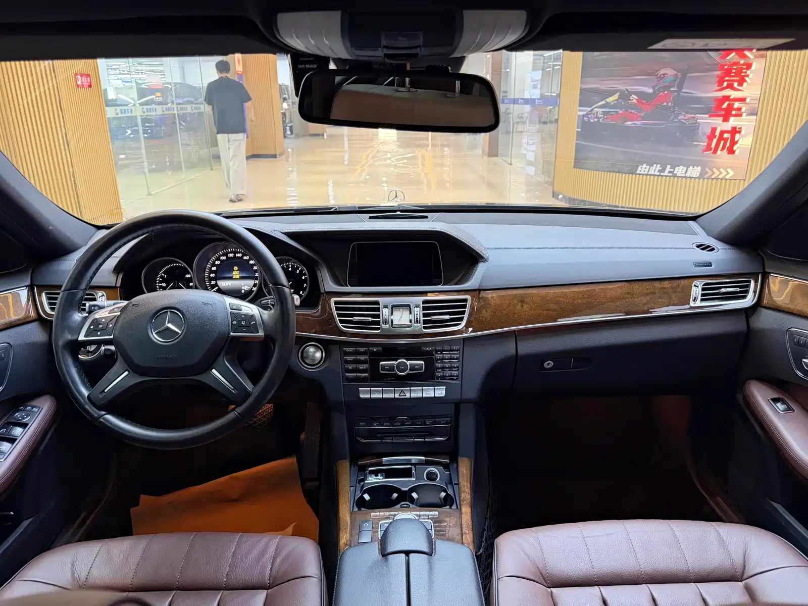 صورة 9 - Mercedes-Benz E-Class