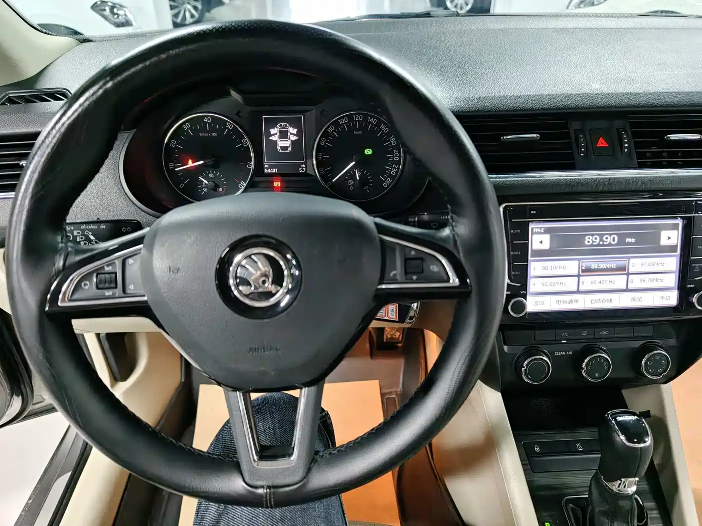 Škoda Octavia 2016 1.6L Automatic Smart Edition фото 16