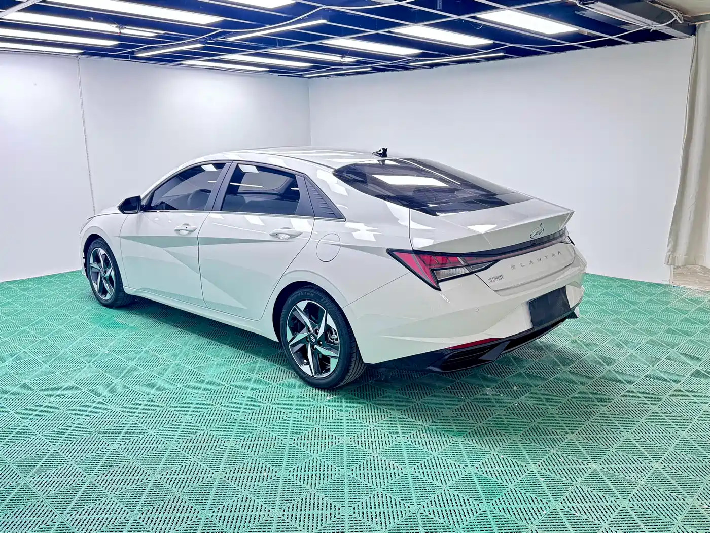 Hyundai Elantra 2022 1.5L CVT LUX Premium Edition фото 4