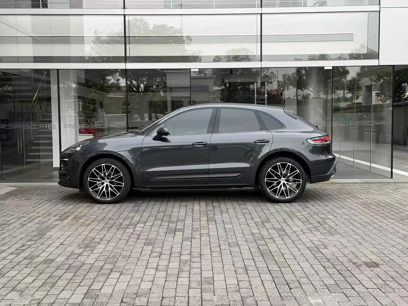 Photo 2 - Porsche Macan