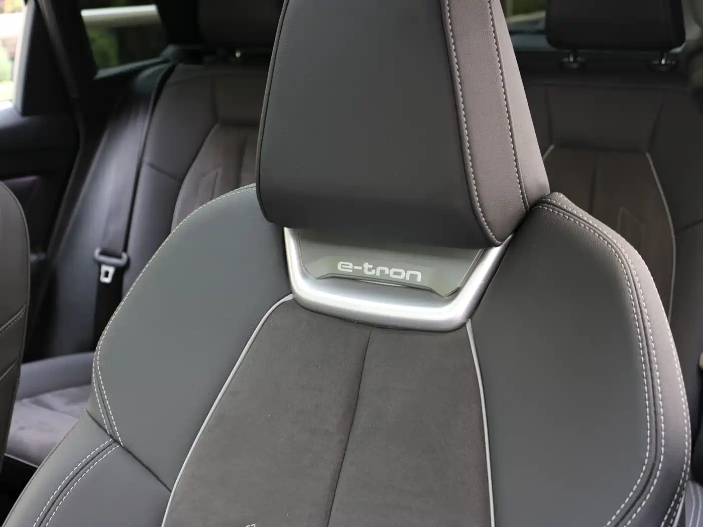 Audi Q4 e-tron 2023 40 e-tron Creation Night Edition фото 10